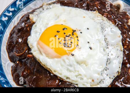 Jajangmyeon ou Jjajangmyeon est un plat de nouilles chinoises de style coréen recouvert d'une sauce épaisse faite de chunjang, de porc coupé en dés et de légumes. Banque D'Images