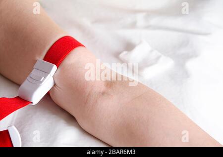 Veine de la femme prête pour l'injection intraveineuse pendant Banque D'Images