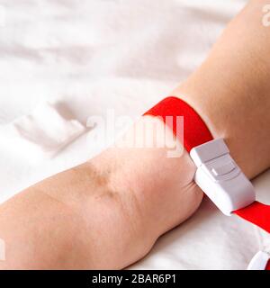 Veine de la femme prête pour l'injection intraveineuse pendant Banque D'Images