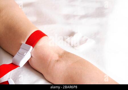 Veine de la femme prête pour l'injection intraveineuse pendant Banque D'Images