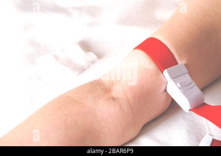 Veine de la femme prête pour l'injection intraveineuse pendant Banque D'Images