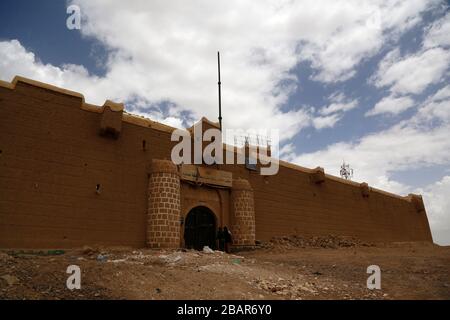 Saada, Yémen. 19 mars 2020. Les gens se tiennent devant la porte principale du château d'Al-Qashla dans la province de Saada, au Yémen, le 19 mars 2020. POUR ALLER AVEC "Feature: Le château historique du Yémen à Saada est en danger" crédit: Mohammed Mohammed Mohammed/Xinhua/Alay Live News Banque D'Images