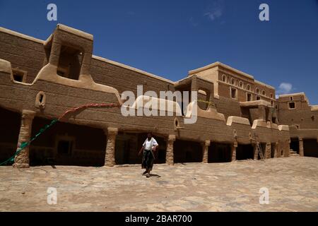 Saada, Yémen. 19 mars 2020. Un homme marche à l'intérieur du château d'Al-Qashla dans la province de Saada, au Yémen, le 19 mars 2020. POUR ALLER AVEC "Feature: Le château historique du Yémen à Saada est en danger" crédit: Mohammed Mohammed Mohammed/Xinhua/Alay Live News Banque D'Images