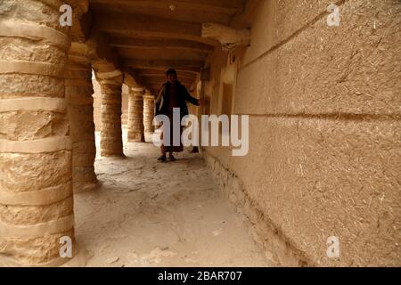 Saada, Yémen. 19 mars 2020. Un homme se tient à l'intérieur du château d'Al-Qashla dans la province de Saada, au Yémen, le 19 mars 2020. POUR ALLER AVEC "Feature: Le château historique du Yémen à Saada est en danger" crédit: Mohammed Mohammed Mohammed/Xinhua/Alay Live News Banque D'Images