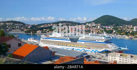 AIDAlu est un bateau de croisière de classe Sphinx, exploité par la ligne de croisière allemande AIDA Cruises, amarré à Dubrovnik, Croatie Banque D'Images