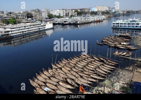 Dhaka, Bangladesh. 29 mars 2020. Les bateaux de tourisme vus garés sur les rives du fleuve Buriganga lors d'un verrouillage imposé par le gouvernement comme mesure préventive contre le coronavirus COVID-19 à Dhaka le 29 mars 2020. Crédit: Alay/Alay Live News Banque D'Images