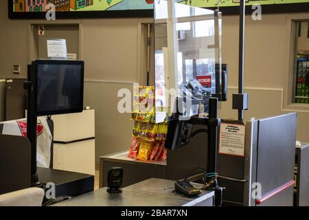 24 mars 2020 - Montréal, QC, Canada: Panneau de plexiglass au guichet de caisse, magasin canadien des pneus, Coronavirus (COVID-19) crise pandémique Banque D'Images