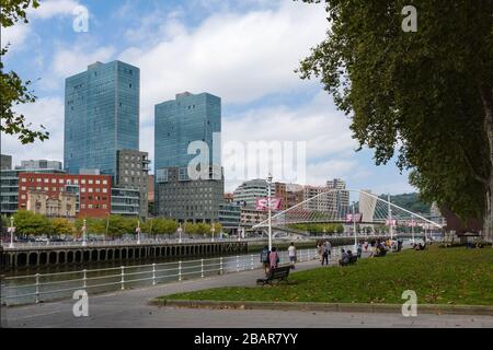 Vue sur le remblai avec le pont Zubizuri et deux gratte-ciel, Bilbao, Espagne Banque D'Images