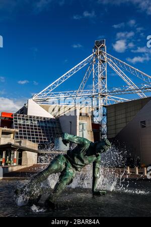 Une statue de Tom Finney de Preston North End qui éclate à travers une flaque Banque D'Images