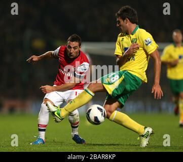 Les combats d'Arsenal Santi Cazorla (à gauche) et de Norwich City Javier Garrido (à droite) pour le ballon Banque D'Images