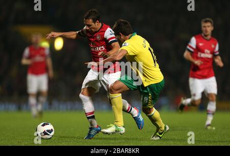 Les combats d'Arsenal Santi Cazorla (à gauche) et de Norwich City Javier Garrido (à droite) pour le ballon Banque D'Images