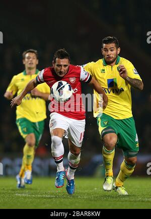 Les combats d'Arsenal Santi Cazorla (à gauche) et de Norwich City Bradley Johnson (à droite) pour le ballon Banque D'Images