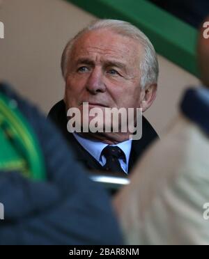 Giovanni Trapattoni, directeur de la République d'Irlande, regarde le match des stands Banque D'Images