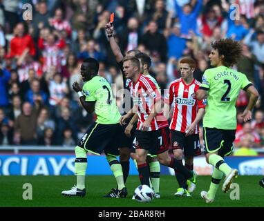 Le cheick Tiote de Newcastle United (à gauche) est envoyé par l'arbitre Martin Atkinson (masqué) Banque D'Images