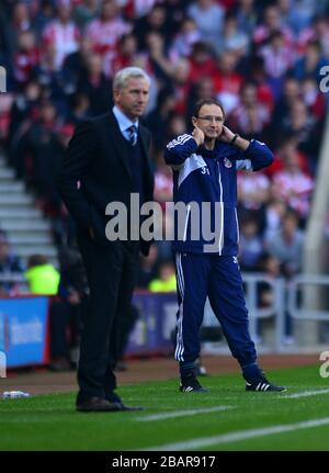 Martin O'Neill (à droite) et Alan Pardew (à gauche), directeur de Sunderland, sur l'écran tactile Banque D'Images