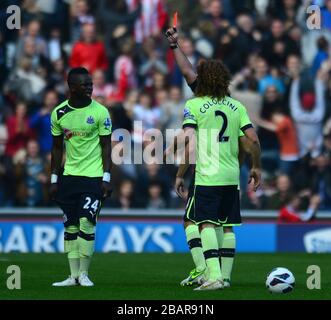 Le cheick Tiote de Newcastle United (à gauche) est envoyé par l'arbitre Martin Atkinson (masqué) Banque D'Images