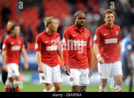 Le Pritchard Bradley de Charlton Athletic (deuxième à droite) se déjecte avec des coéquipiers après le coup de sifflet final Banque D'Images