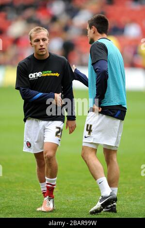 Charlton Athletic's Chris Solly et Johnnie Jackson (à droite) Banque D'Images