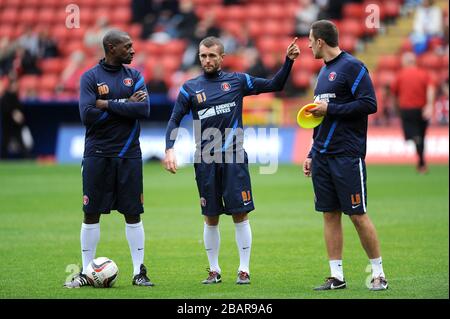 Charlton Athletic assistant Manager Alex Dyer, avec l'entraîneur supérieur de développement professionnel Nathan Jones et Laurence Bloom (de gauche à droite) pendant l'échauffement Banque D'Images