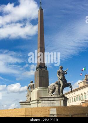 La fontaine de Dioscuri est située sur la place Quirinal à Rome, où vous pouvez également voir le Palais du même nom, résidence officielle des Prés Banque D'Images