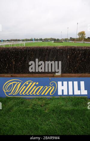 Marque William Hill sur les clôtures à l'hippodrome de Kempton Banque D'Images