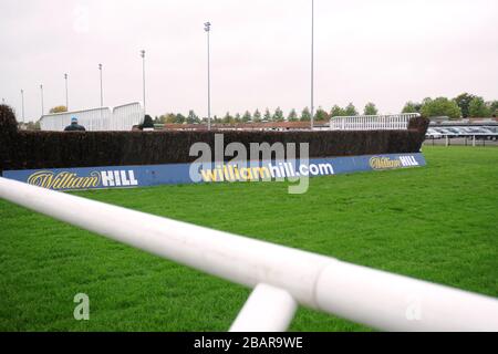 Marque William Hill sur les clôtures à l'hippodrome de Kempton Banque D'Images