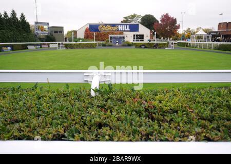 Vue sur l'anneau du défilé à l'hippodrome de Kempton Banque D'Images