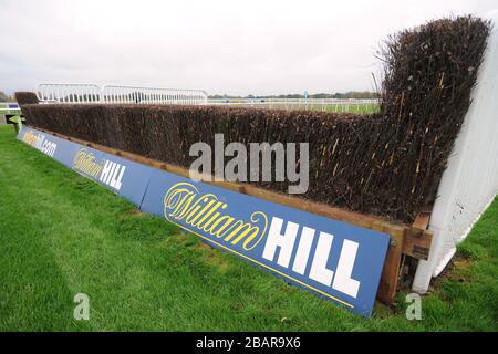 Marque William Hill sur les clôtures à l'hippodrome de Kempton Banque D'Images