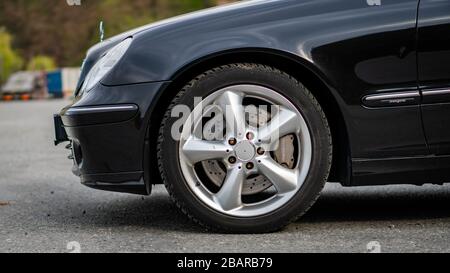 Jantes alliage Mercedes Benz classe C sport avec disque de frein ventilé et grands étriers de frein Banque D'Images