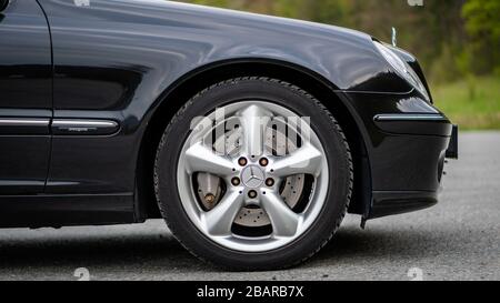 Jantes alliage Mercedes Benz classe C sport avec disque de frein ventilé et grands étriers de frein Banque D'Images