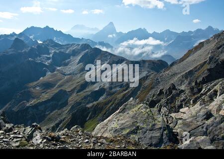 vue de grande chenalette, au-dessus du col du grand saint bernard, jusqu'au mont blanc et grandes jorasses Banque D'Images