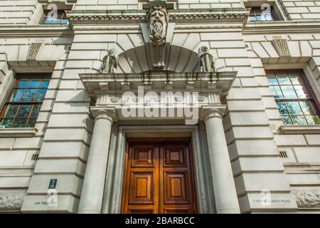 HM Treasury Building on Horse Guard Road, Whitehall. Le ministère de l'économie et des finances du gouvernement britannique Banque D'Images