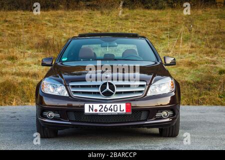 Mercedes Benz W204- an 2011, équipement Avantgarde, intérieur en cuir de luxe brun, vue panoramique de l'antenne de toit ouvrant avant, sièges à mémoire, pare-brise, Banque D'Images