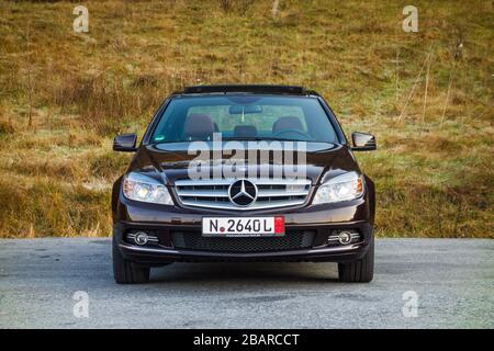 Mercedes Benz W204- an 2011, équipement Avantgarde, intérieur en cuir de luxe brun, vue panoramique de l'antenne de toit ouvrant avant, sièges à mémoire, pare-brise, Banque D'Images
