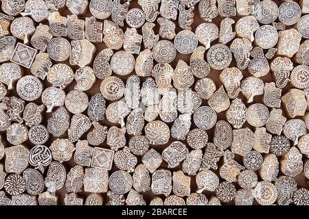 Blocs d'impression de timbres en bois sculptés à la main pour la vente sur le marché de la rue en Inde. Banque D'Images