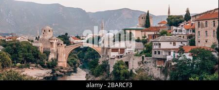 Stari Pont Le Plus au coucher du soleil dans la vieille ville de Mostar, BIH Banque D'Images