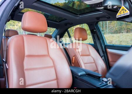 Mercedes Benz W204-intérieur de voiture avec sièges avant et arrière, conducteur et passager, partie du volant, rideau arrière, cuir marron, Banque D'Images