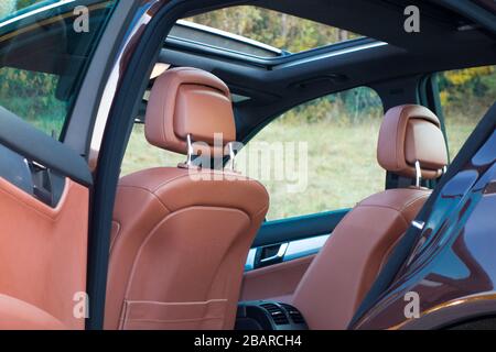 Mercedes Benz W204-intérieur de voiture avec sièges avant et arrière, conducteur et passager, partie du volant, rideau arrière, cuir marron, Banque D'Images
