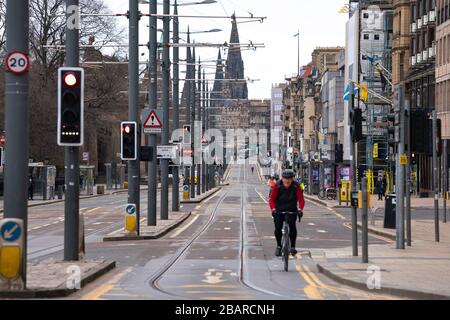 Édimbourg, Écosse, Royaume-Uni. 29 mars 2020. La vie à Édimbourg le premier dimanche du verrouillage de Coronavirus. Rues désertes, magasins et restaurants fermés, très peu de circulation dans les rues et transports publics réduits. Sur la photo, Princes Street est presque vide. Iain Masterton/Alay Live News Banque D'Images