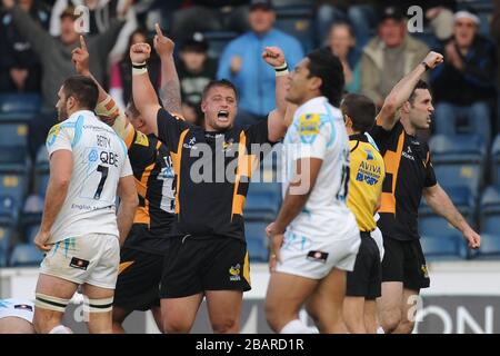 Phil Swainston et Stephen Jones, de London Wasps, célèbrent la victoire lors du dernier coup d'alerte Banque D'Images