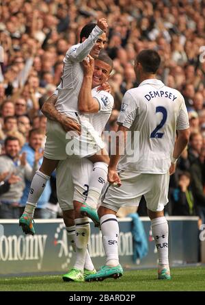 Aaron Lennon (à gauche) de Tottenham Hotspur célèbre avec son coéquipier Clint Dempsey (à droite) et Kyle Walker (au centre) après avoir marqué le deuxième but de son équipe Banque D'Images