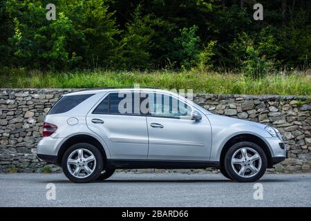 Cluj-Napoca, Roumanie -21 juillet 2018 : Mercedes-Benz ML-Class ML500 4x4 essai routier on. Équipement Avantgarde, intérieur cuir, engrenage automatique, photo Banque D'Images