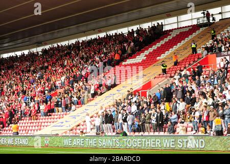 Fans de Fulham et Southampton dans les stands Banque D'Images