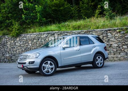 Cluj-Napoca, Roumanie -21 juillet 2018 : Mercedes-Benz ML-Class ML500 4x4 essai routier on. Équipement Avantgarde, intérieur cuir, engrenage automatique, photo Banque D'Images