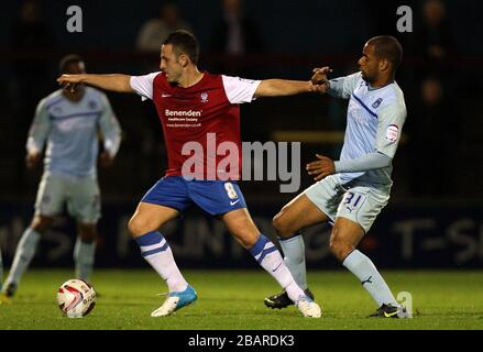 Scott Kerr de York City (à gauche) et David McGoldrick de Coventry City se battent pour le ballon Banque D'Images