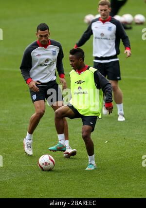 L'Angleterre sous 21's Raheem Sterling contrôle le ballon pendant une séance d'entraînement à Carrow Road, Norwich Banque D'Images