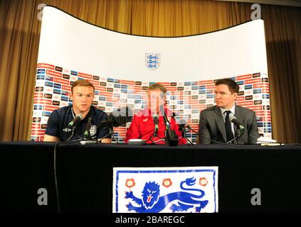 Wayne Rooney (à gauche), en Angleterre, parle à la presse en tant que responsable Roy Hodgson et Mark Whittle (à droite) responsable des communications avec les médias Banque D'Images