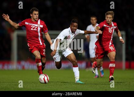 Les batailles de Raheem Sterling en Angleterre pour le bal avec Filip Malbabase (à gauche) et Luka Milunovic (à droite) en Serbie Banque D'Images