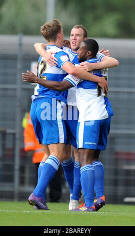 David Clarkson (au centre) de Bristol Rovers est félicité pour son but d'ouverture par Tom Eaves et Joe Anyinsah Banque D'Images