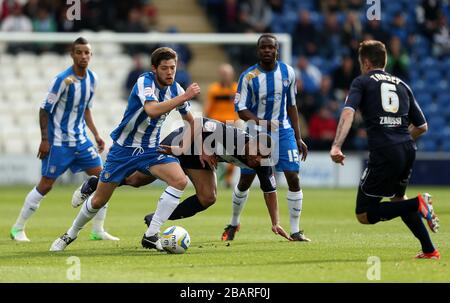 Le combat Darius Charles de Colchester United contre le ballon est Anthony Wordsworth et Stevenage Banque D'Images